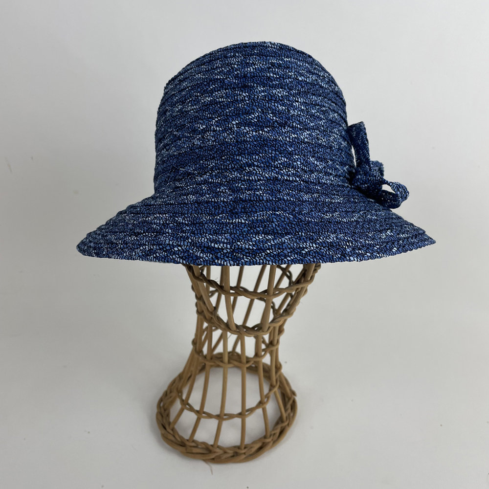 Chapeau de paille en raphia ligaturé bleu