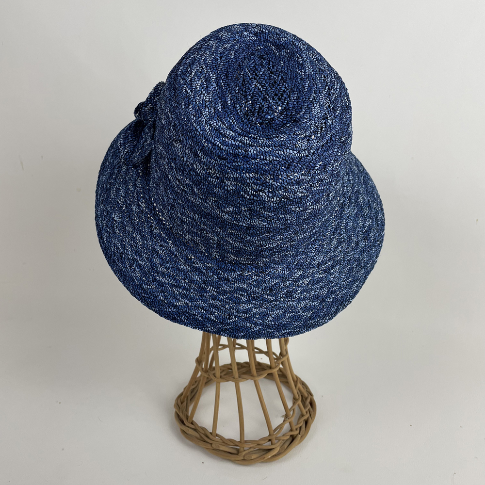 Chapeau de paille en raphia ligaturé bleu