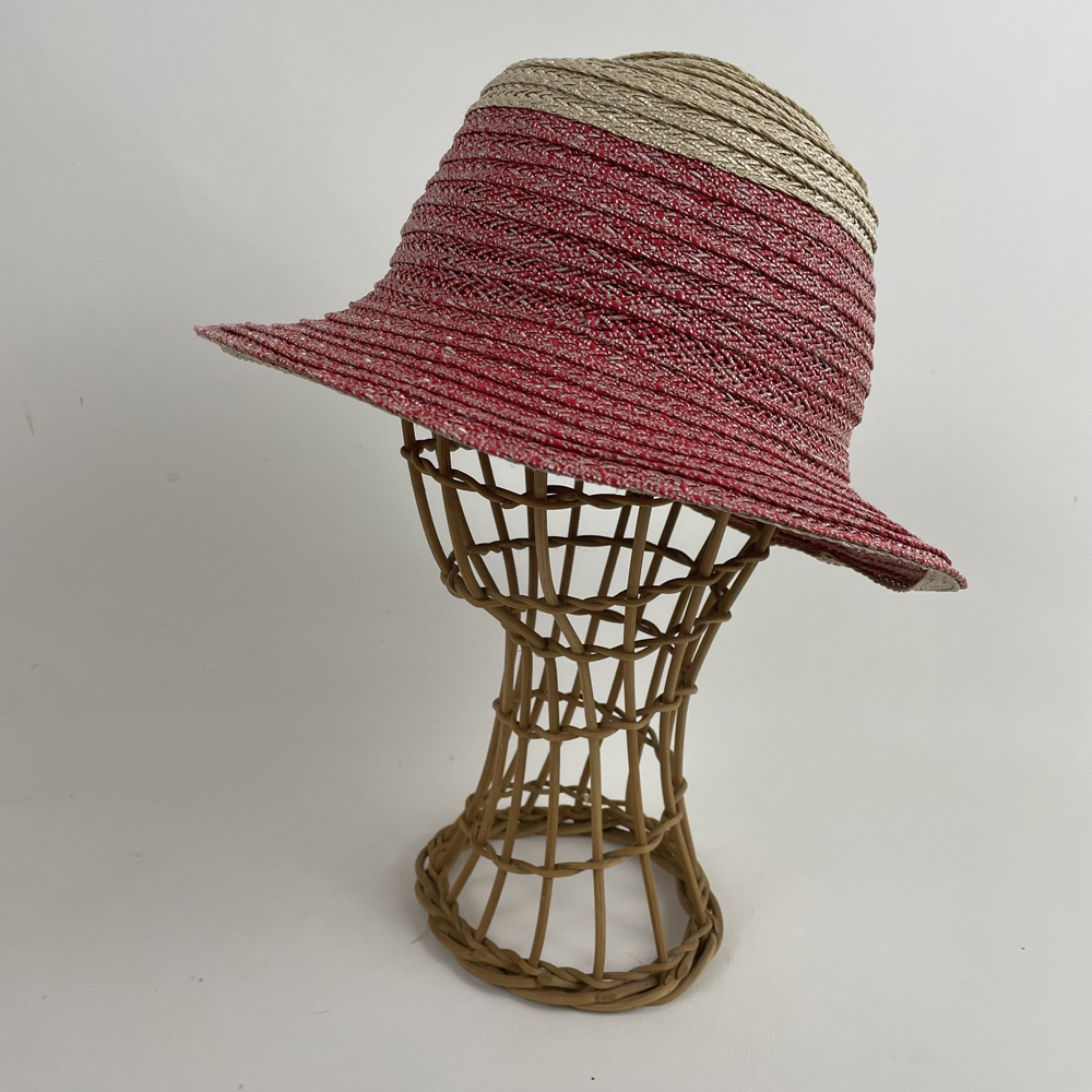 Chapeau en raphia ligaturé