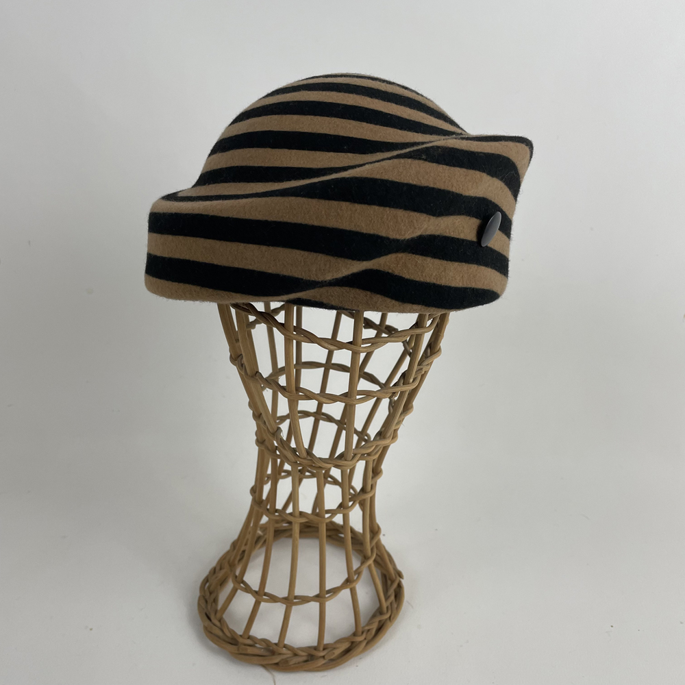 Toque en feutre de laine bicolore beige et noir
