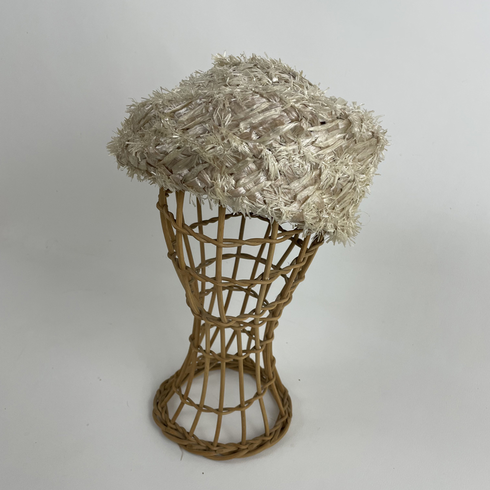 Toque écru en paille paillasson