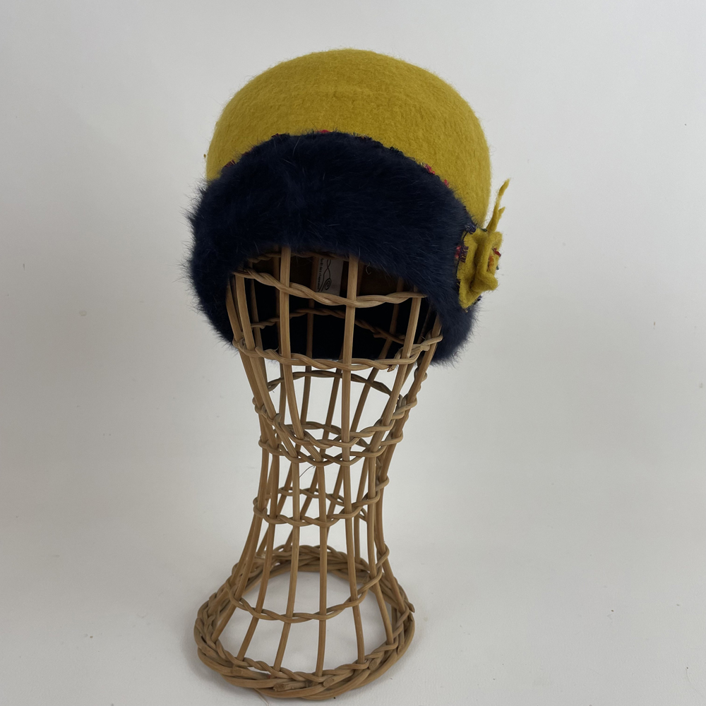 Bonnet en feutre mérinos jaune moutarde et angora bleu marine