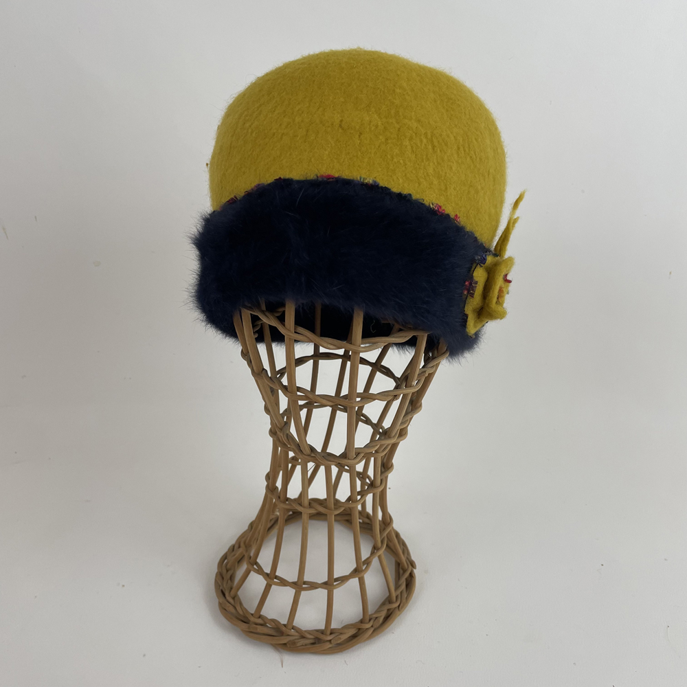 Bonnet en feutre mérinos jaune moutarde et angora bleu marine