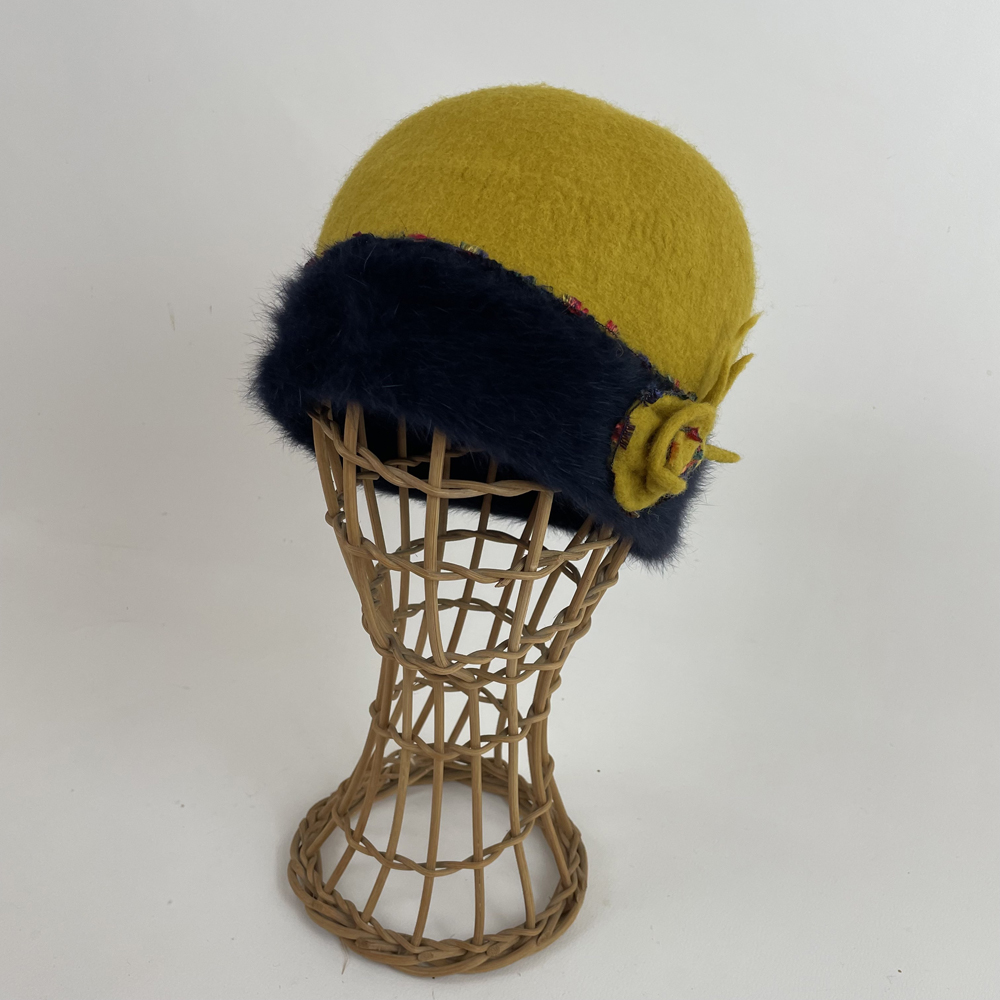 Bonnet en feutre mérinos jaune moutarde et angora bleu marine