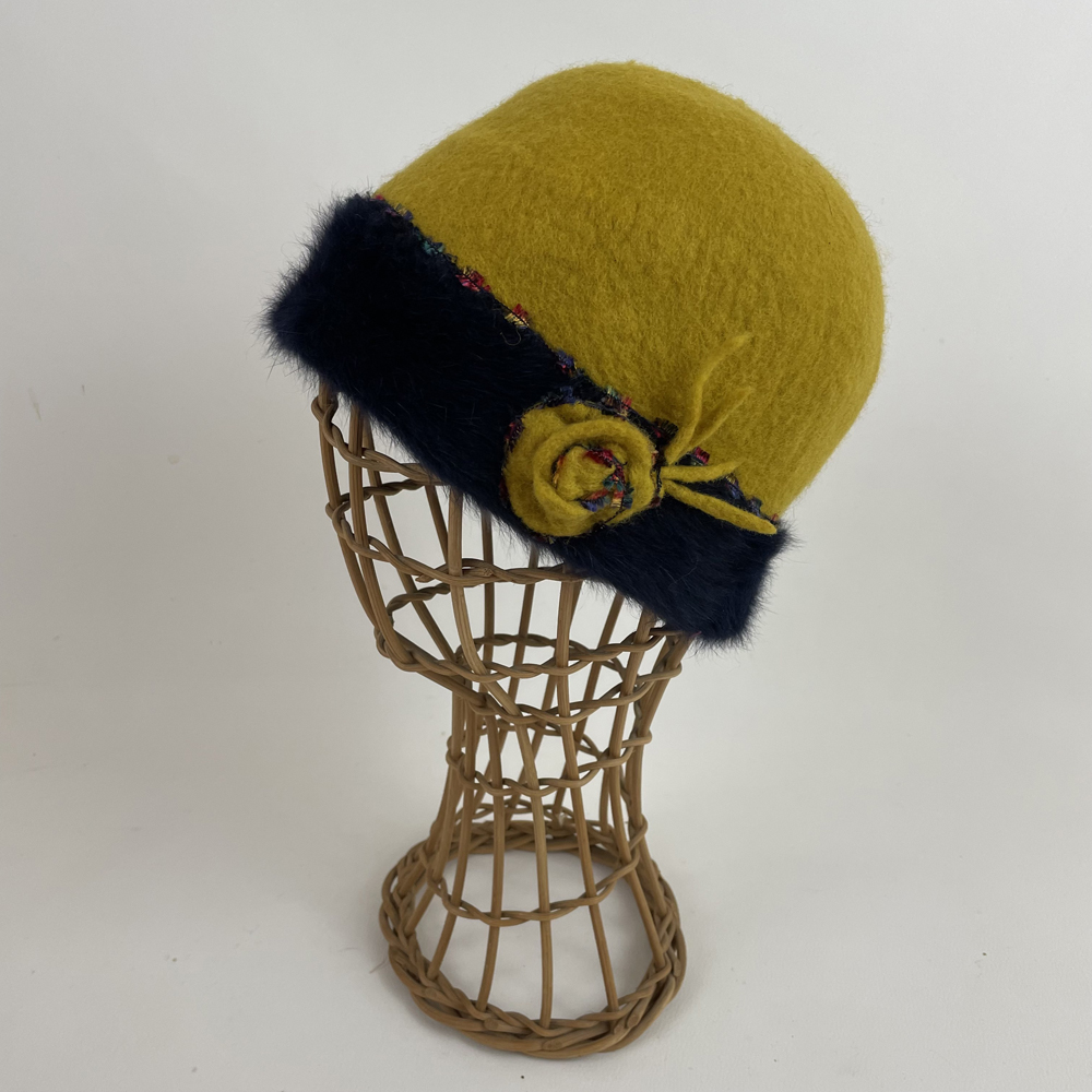 Bonnet en feutre mérinos jaune moutarde et angora bleu marine