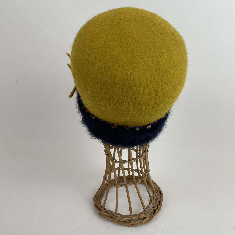 Bonnet en feutre mérinos jaune moutarde et angora bleu marine
