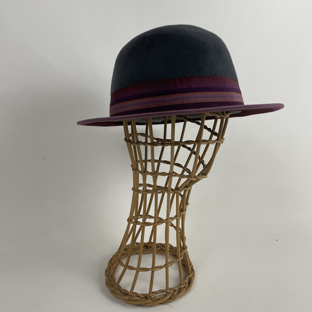Chapeau en feutre taupé bicolore gris anthracite et bordeaux