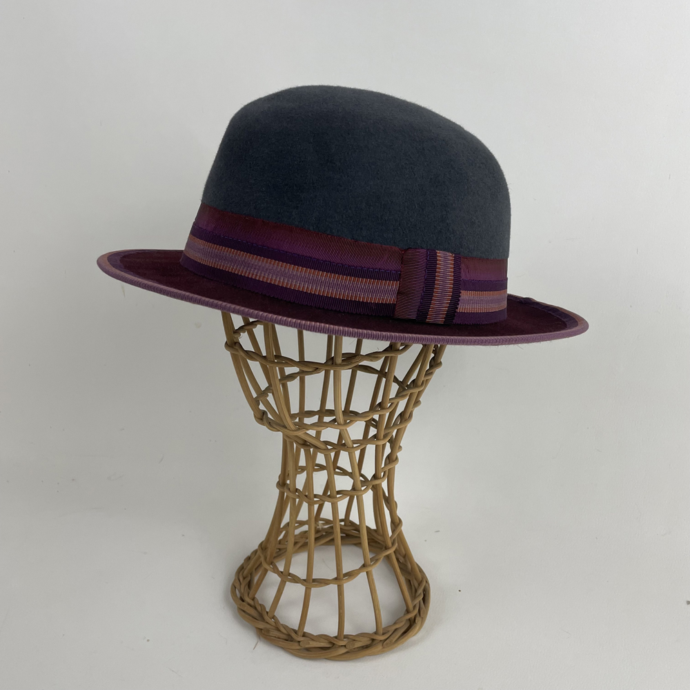 Chapeau en feutre taupé bicolore gris anthracite et bordeaux
