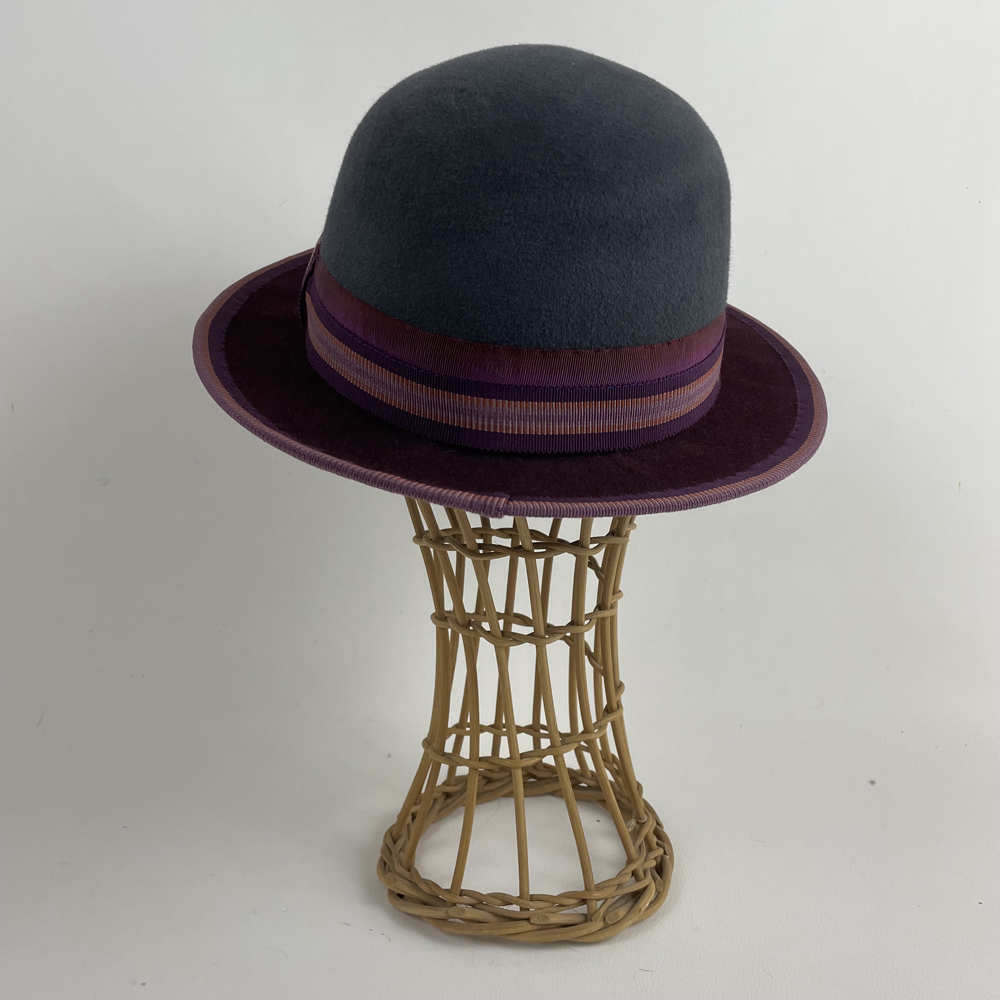 Chapeau en feutre taupé bicolore gris anthracite et bordeaux