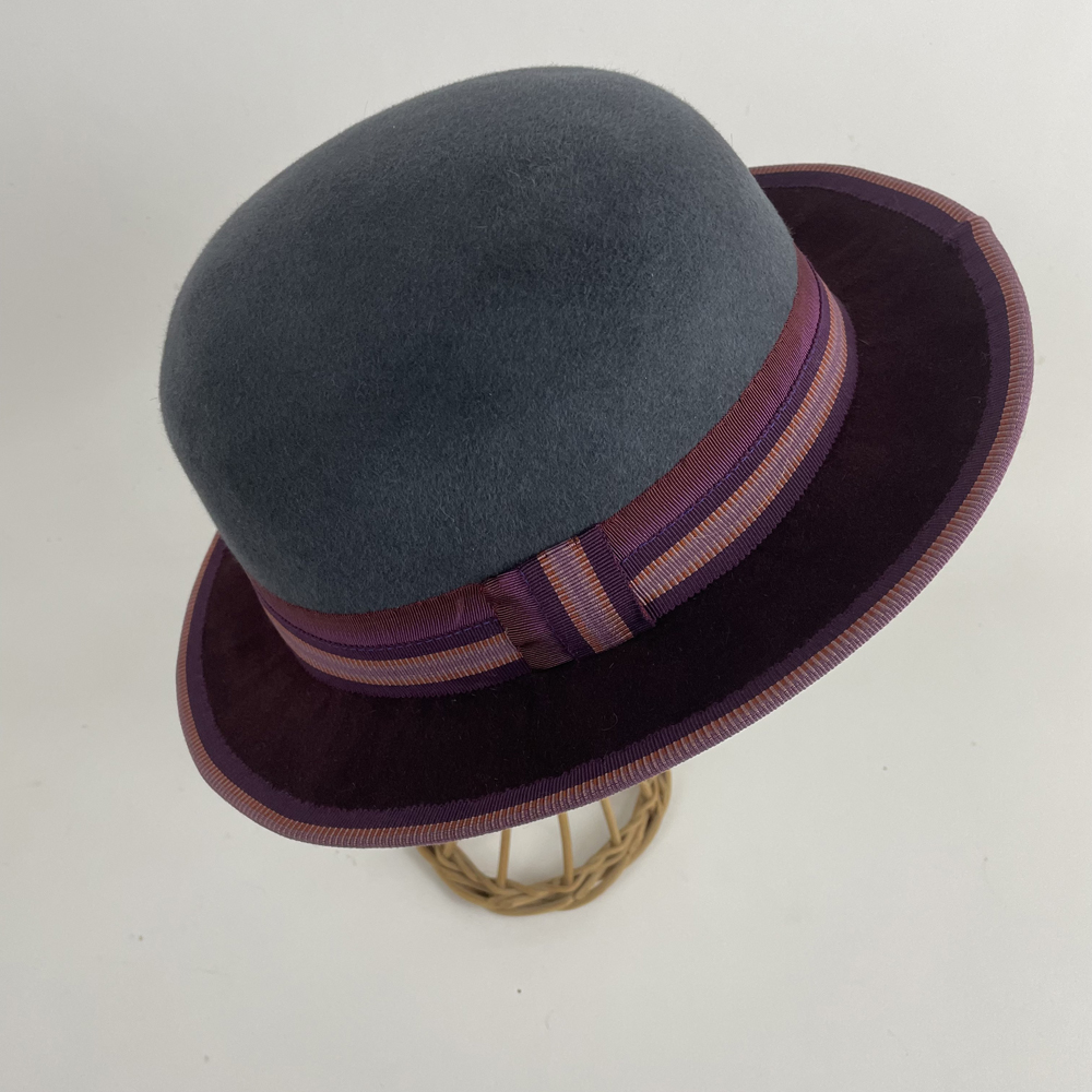 Chapeau en feutre taupé bicolore gris anthracite et bordeaux