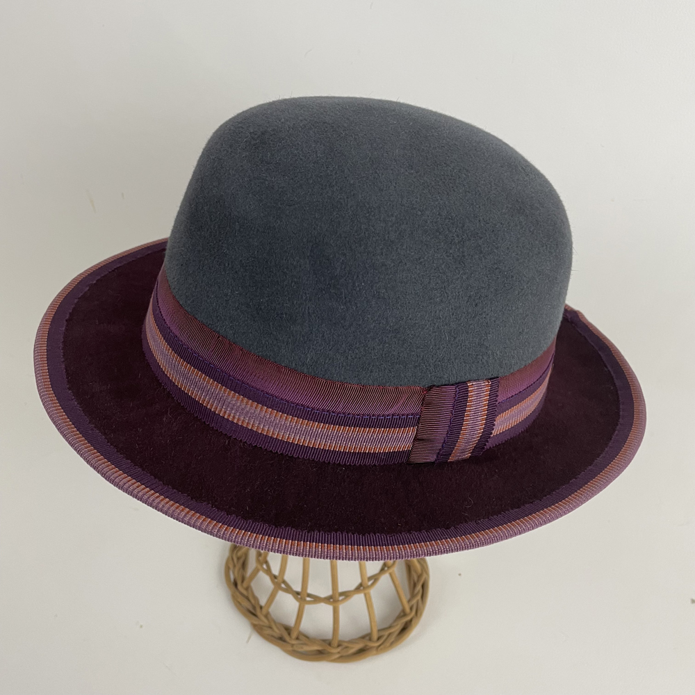 Chapeau en feutre taupé bicolore gris anthracite et bordeaux