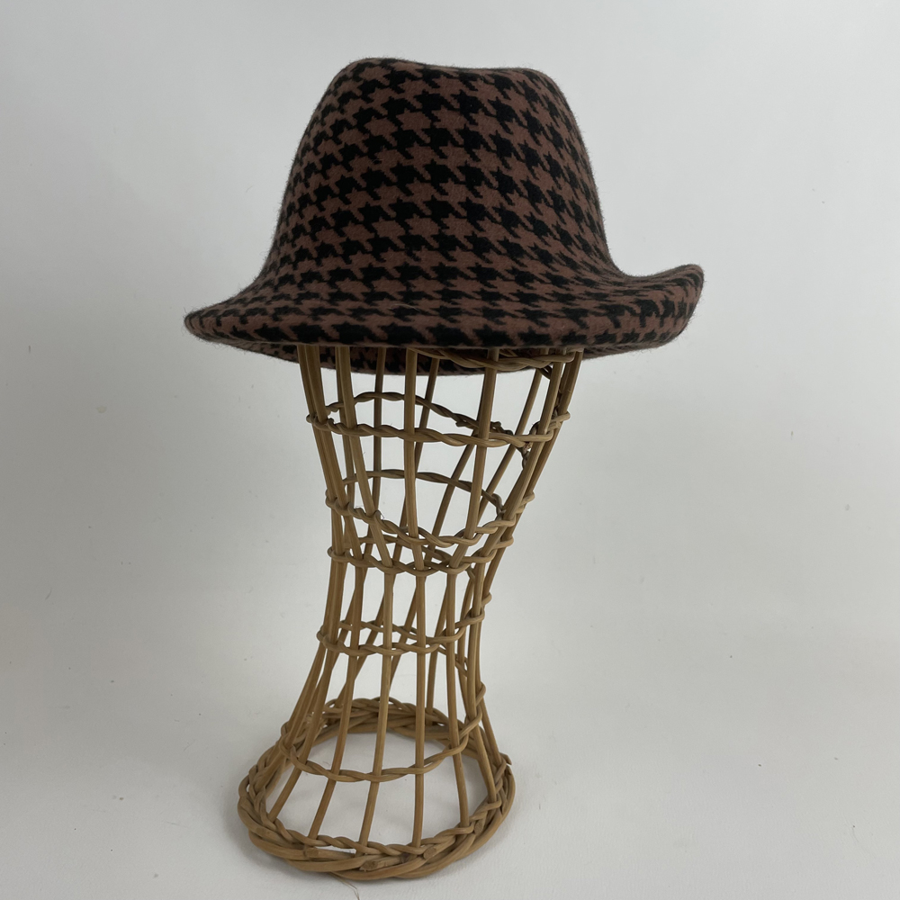 Chapeau en feutre imprimé pied de poule beige et noir
