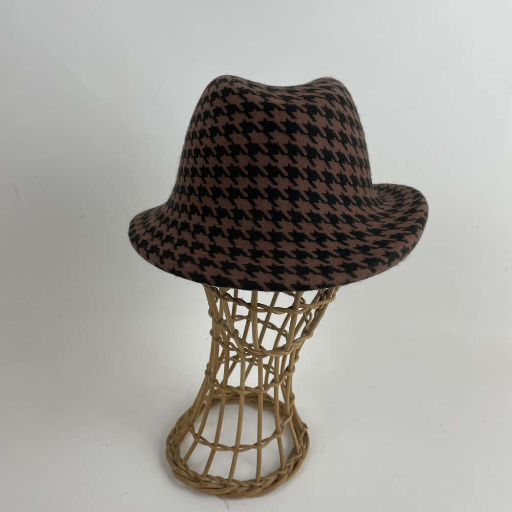 Chapeau en feutre imprimé pied de poule beige et noir