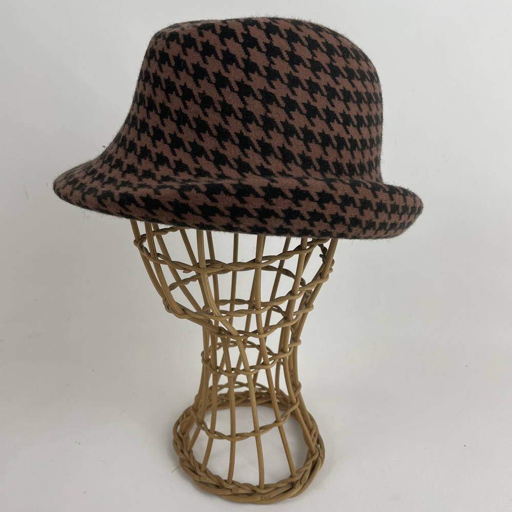 Chapeau en feutre imprimé pied de poule beige et noir