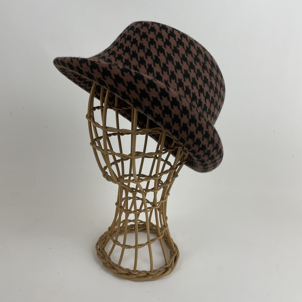Chapeau en feutre imprimé pied de poule beige et noir