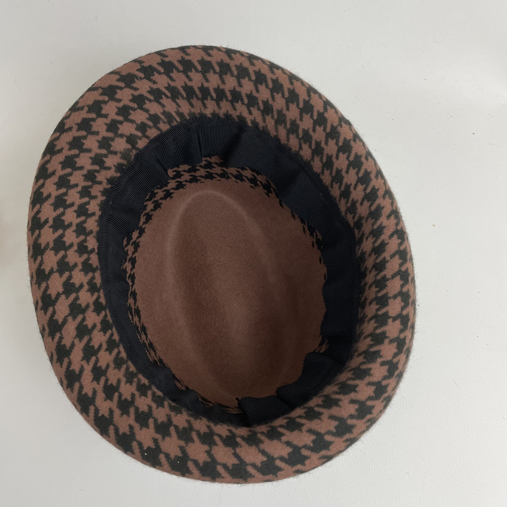 Chapeau en feutre imprimé pied de poule beige et noir