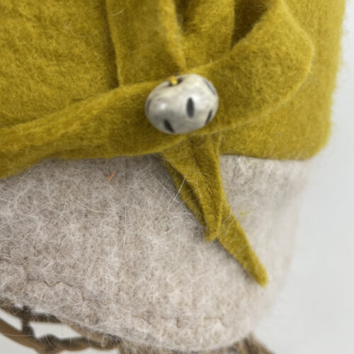 Bonnet en angora beige et laine mérinos jaune moutarde